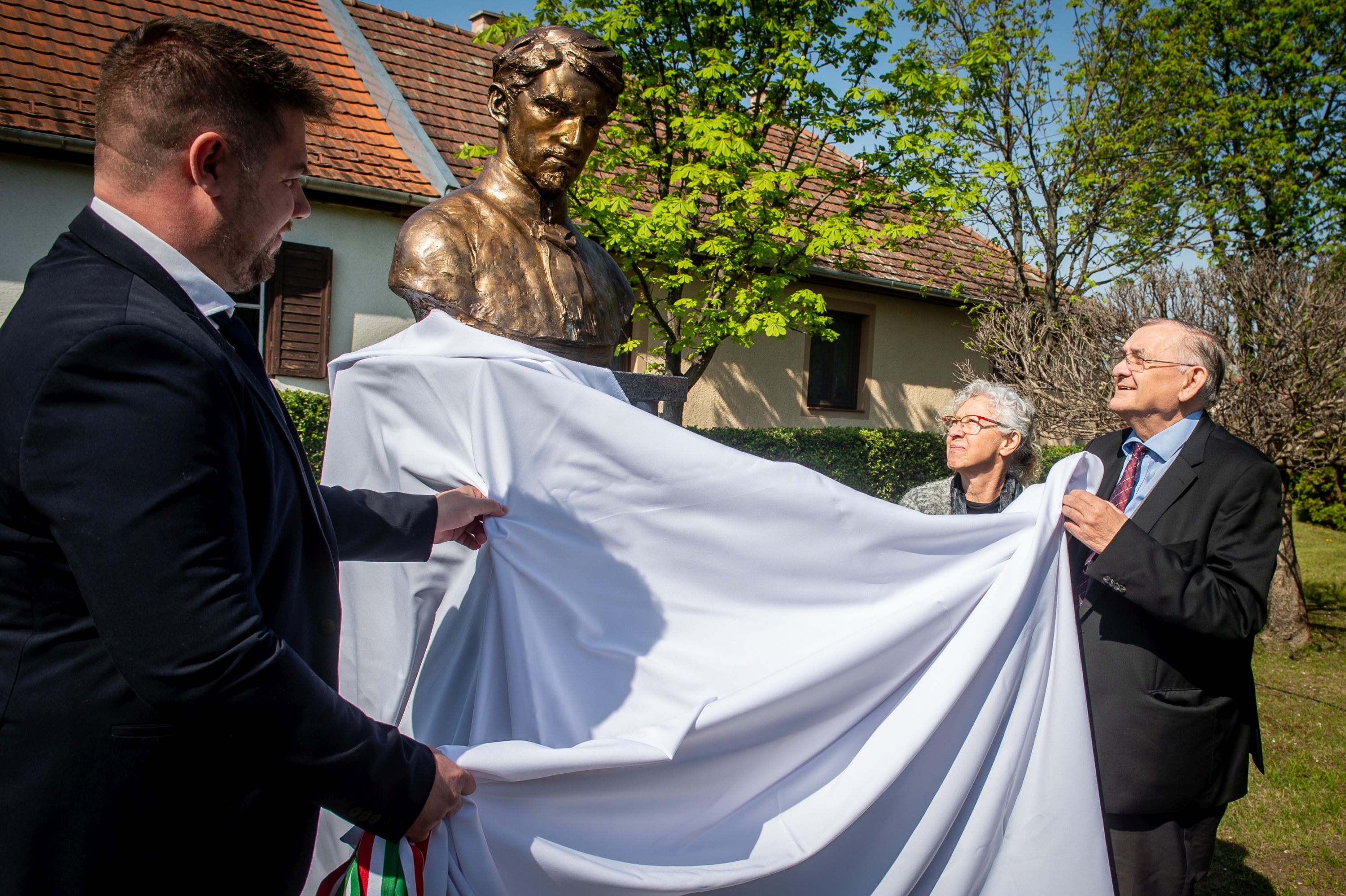 Felavatták Petőfi Sándor mellszobrát Bócsán