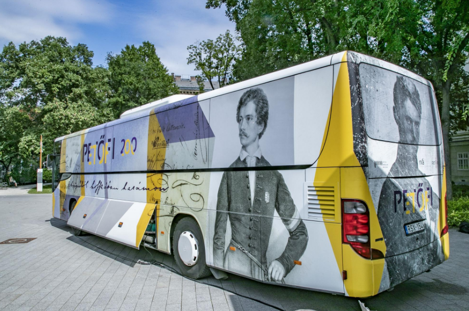 Túl a századik állomásán a Petőfi-busz